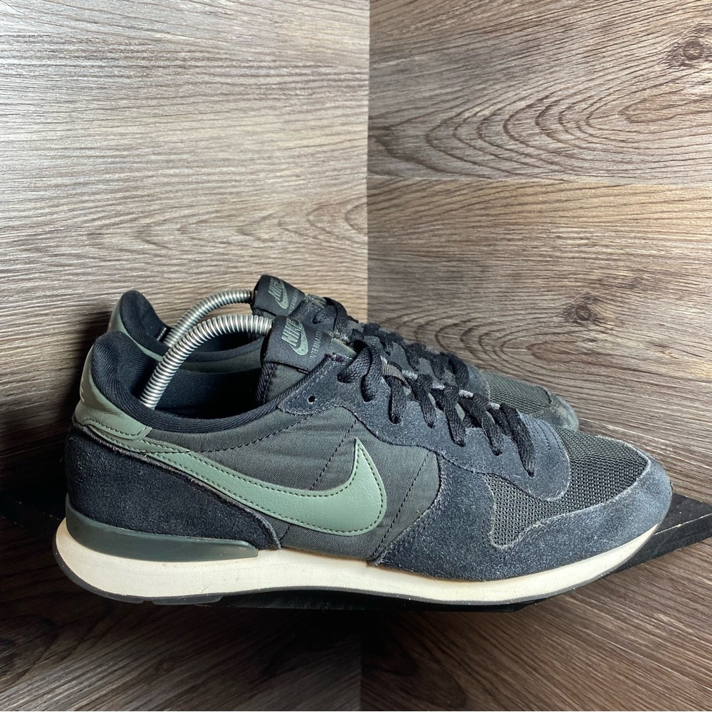 Nike internationalist black dark green